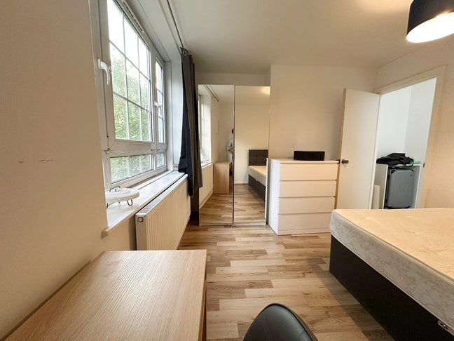 Master Bright Room in Zone 1 !! Main Photo