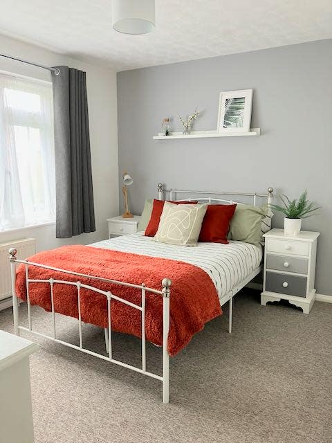 Luxury double in super clean & social house Main Photo