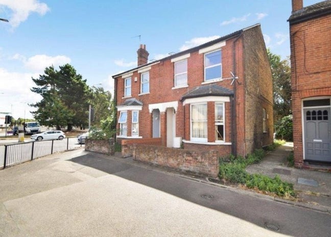 Luxury large double w/ensuite nr Stn & town ctr Main Photo