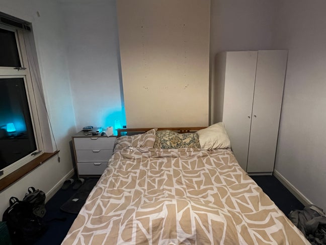 Large Double Bed Room in a 3 Bedroom House Main Photo