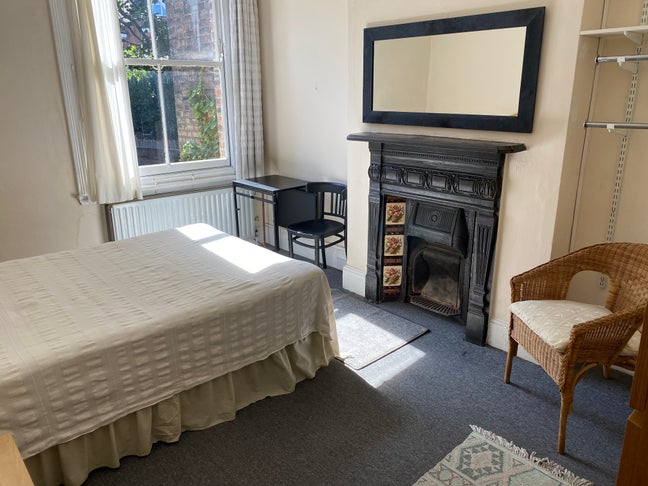 Large Bedsit in Flat with  Garden & Balcony Main Photo