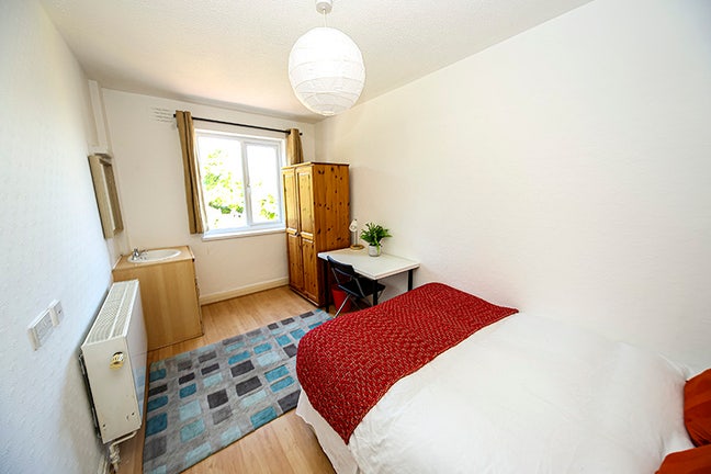 Double room in large house close to Airbus, MOD Main Photo