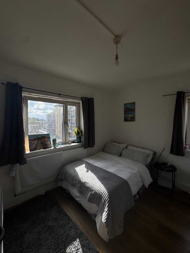 Bright and Spacious double room /End of october Main Photo