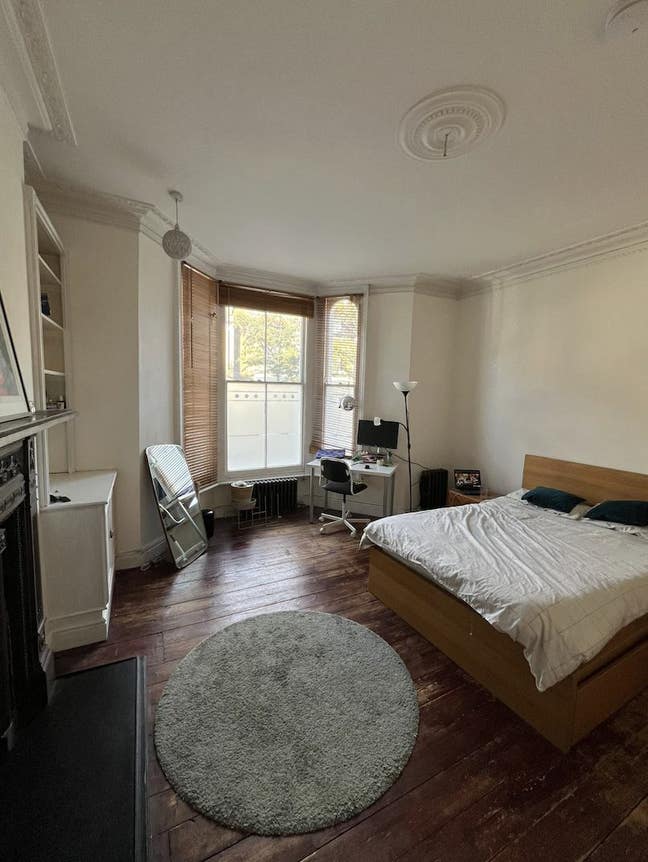 Lovely room in a friendly shared flat! Main Photo