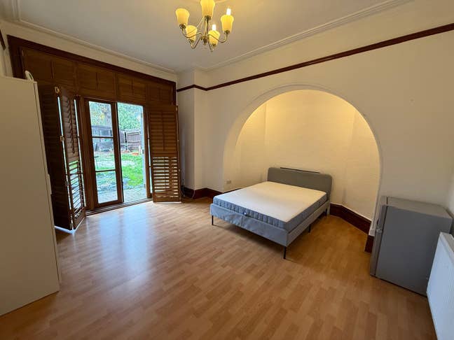 Double Room with Garden N21 All Bills Included Main Photo