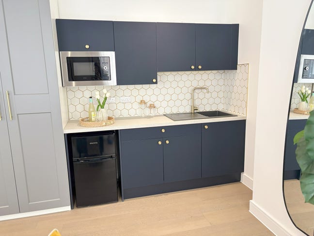 Spacious, luxurious double bedroom to let Main Photo