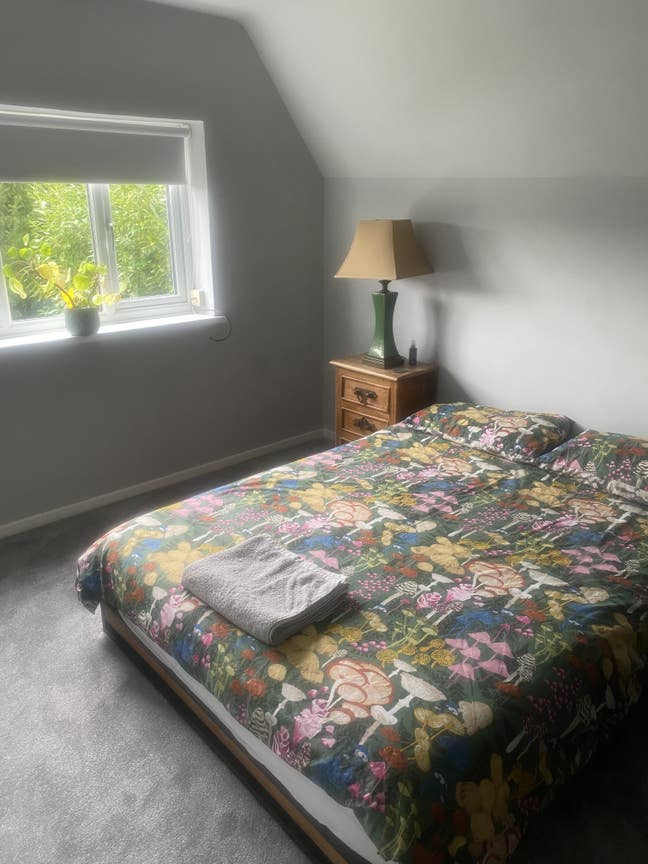Large room king size bed. Workspace available  Main Photo