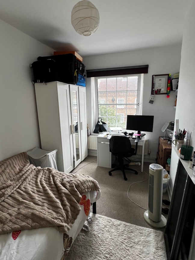 Spacious double room in oval Main Photo