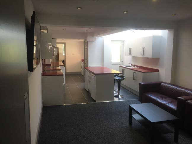 En suite bedroom at 8 bed house in Selly Oak Main Photo