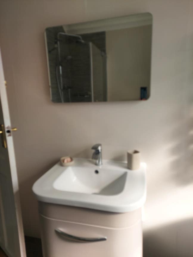 Lovely double with bathroom in a happy house Main Photo
