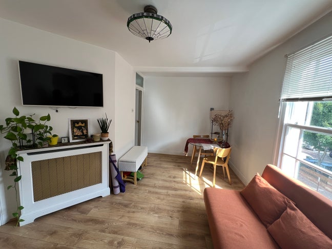 Conveniently located - beautiful 1 bed apartment Main Photo