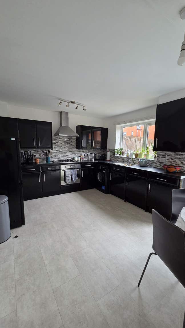 Rooms in cosy home available to rent (bills incl.) Main Photo