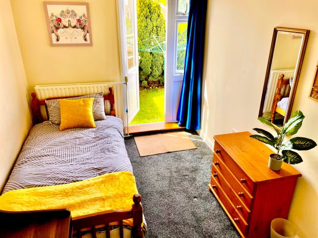 Rooms available in friendly house share GU2 Main Photo