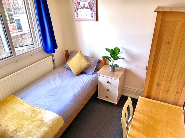 Rooms available in friendly house share GU2 Main Photo