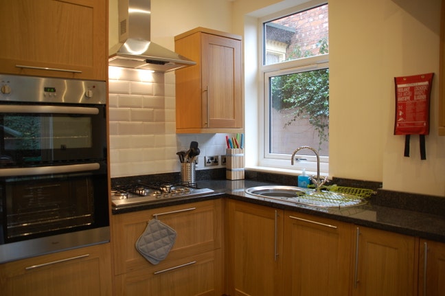 Large Room * 20 min walk to train & bus stations Main Photo