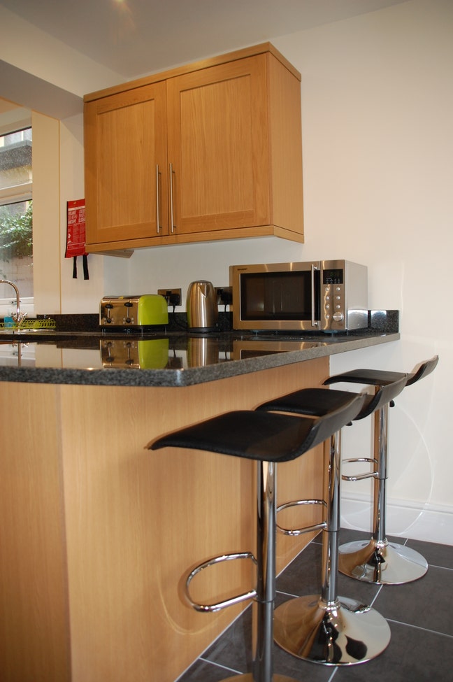 Large Room * 20 min walk to train & bus stations Main Photo