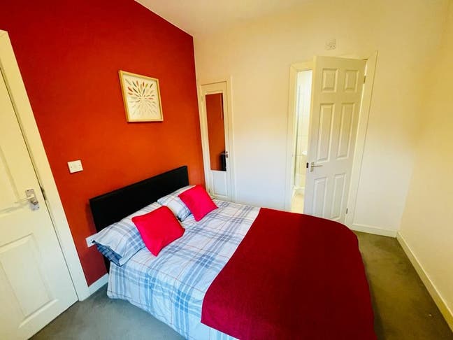 Cosy double room * Quiet Road * En-suite & TV Main Photo