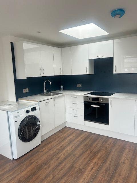 Modern, newy renovated and bright 1 bedroom  Main Photo