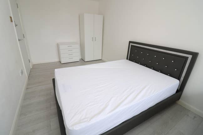 4 Bed Flat Walking Distance to Elizabeth Line  Main Photo