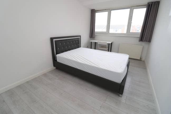 4 Bed Flat Walking Distance to Elizabeth Line  Main Photo