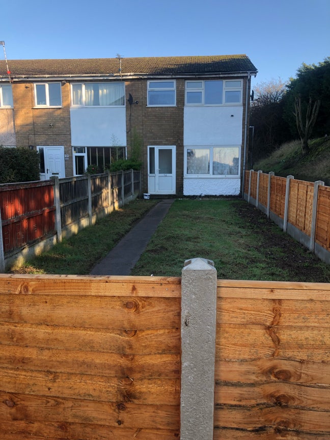 3 bedroom semi front and rear gardens Main Photo