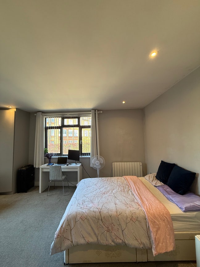 Large En-Suite Double Room in Chiswick! Main Photo
