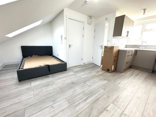 ***Stunning Self Contained Studio Flat, EN3*** Main Photo