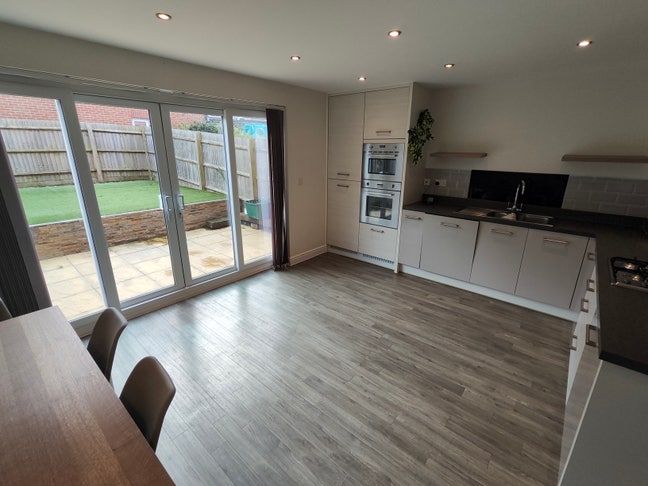 Two bedrooms available within a five-bedroom detac Main Photo