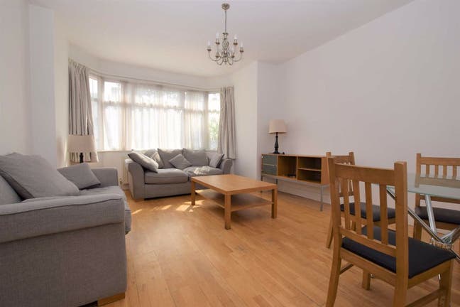 Stunning 3 bedroom, 2 bathroom garden flat Main Photo