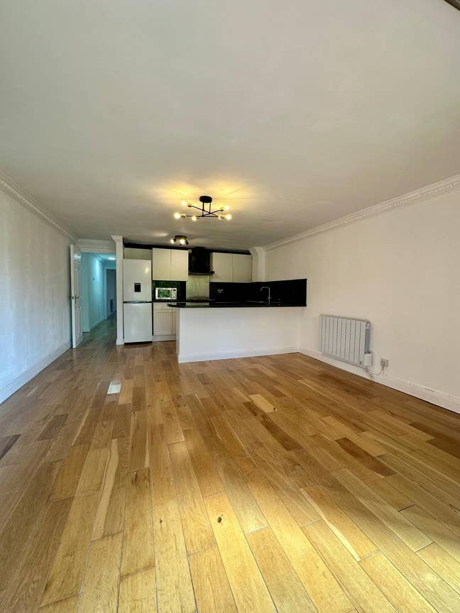 Modern 2-Bed Unfurnished Flat, close to the city Main Photo