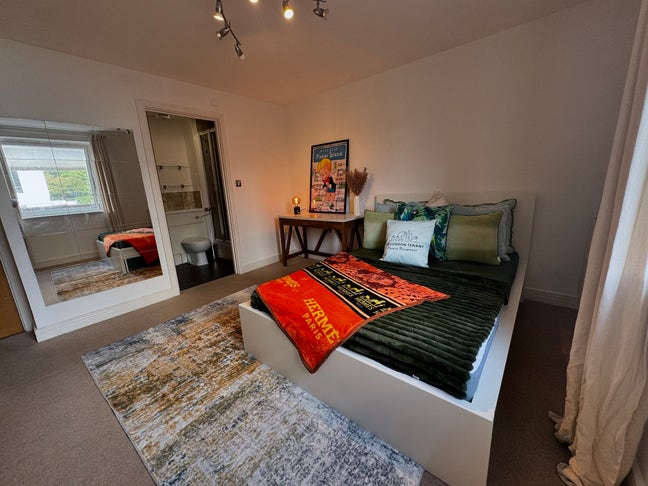 Ensuite Room With Modern Finish – E14 Riverside 🌿 Main Photo
