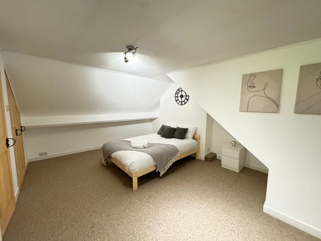 Large rooms walking distance to town centre🔥 Main Photo