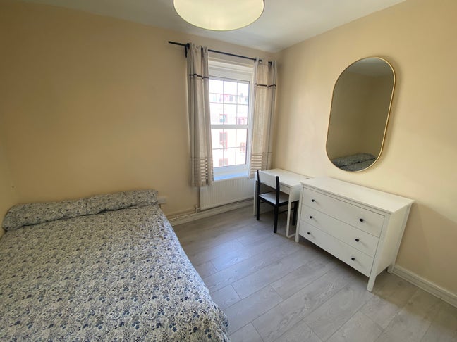 Amazing Double ! Zone 1 ! in the Heart of Brick Ln Main Photo