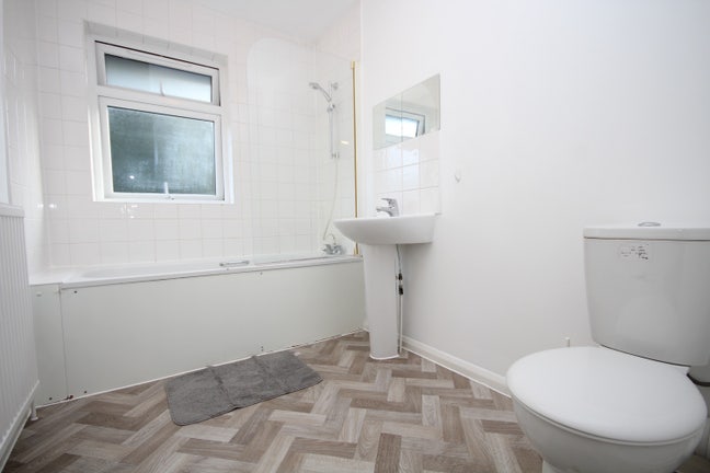 Double bedroom in south Ealling sterling place  Main Photo