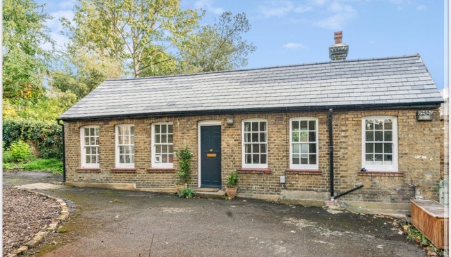 Short term let: detached bungalow in Clapham  Main Photo
