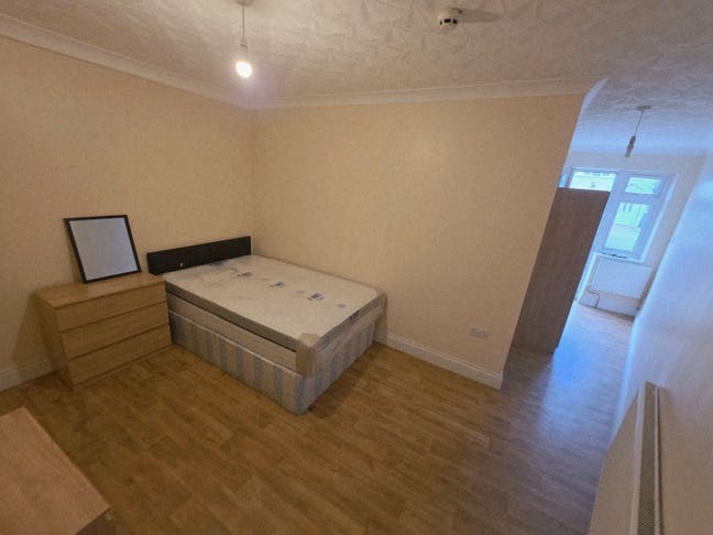 Room to let Cranford Main Photo