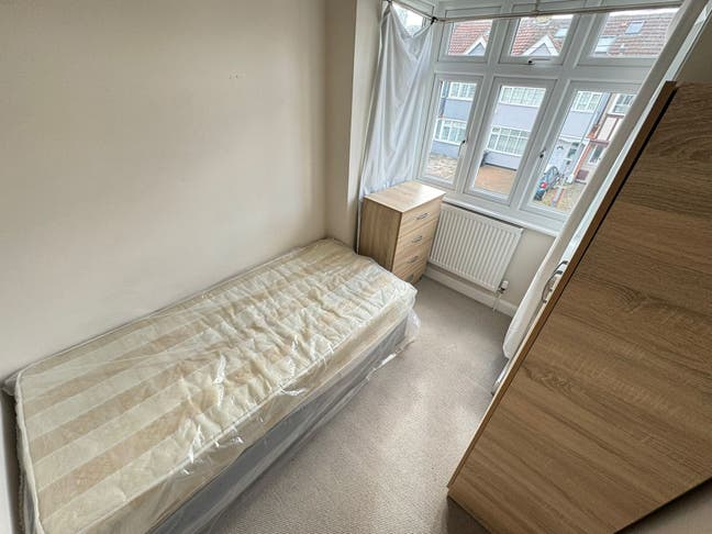 Spacious Single Bedroom in Romford RM8 Main Photo