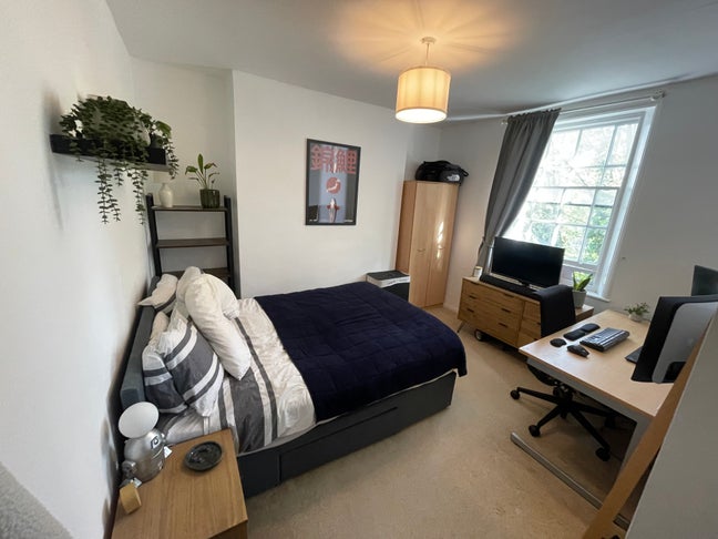 Large double room available in Oval Main Photo