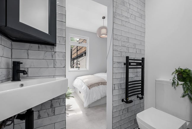 New renovated double room en-suite in modern house Main Photo