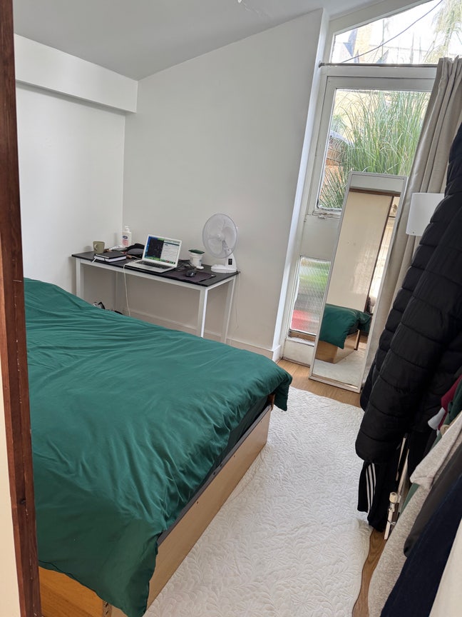 Large Double Room in Oval -Great location & Garden Main Photo