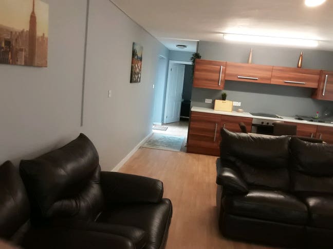 1 bed flat for professional single female. Main Photo