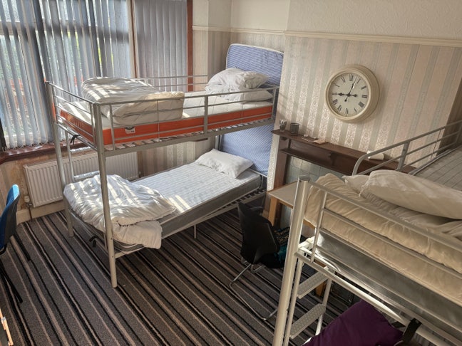 King-Sized Room in Family Home – All Bills Include Main Photo