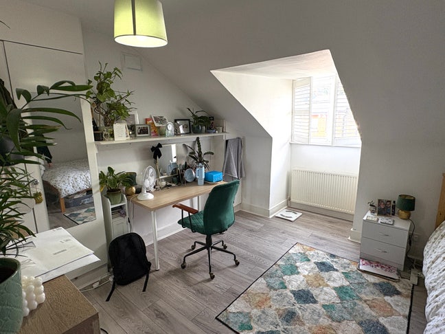 Fully furnished room in recently renovated 4 bed Main Photo