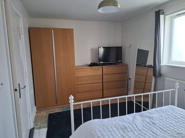 Room to rent in private home Main Photo