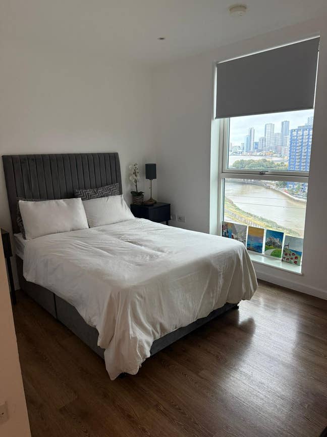 En-suite double room in modern 2-bed flat Main Photo