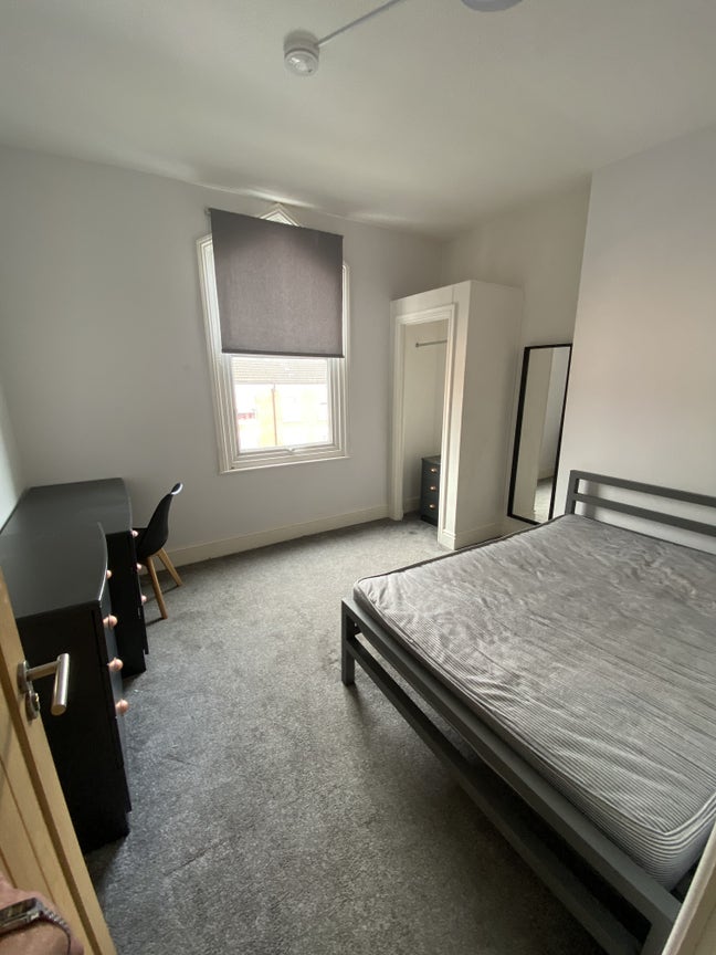 Double Room in Well-Maintained Radford HMO Main Photo
