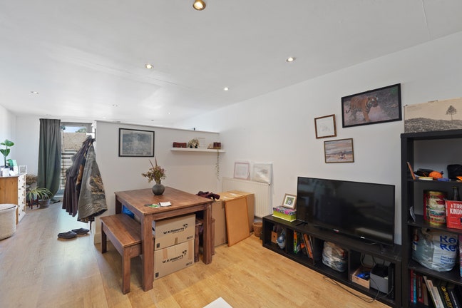 Large One Bedroom Apartment in Walthamstow  Main Photo