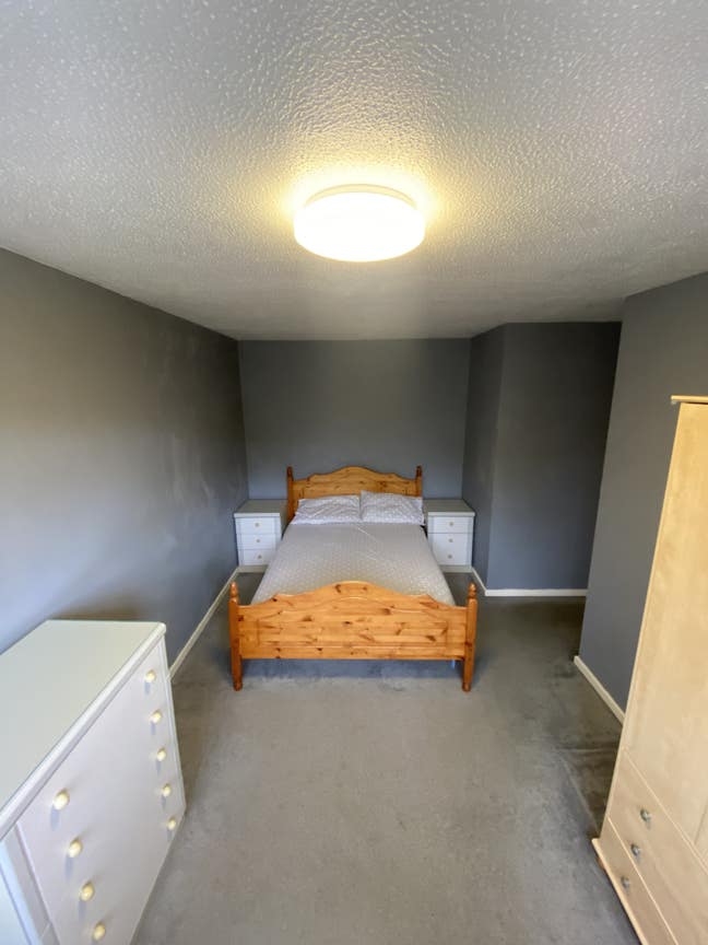 Single and double room to let  Main Photo