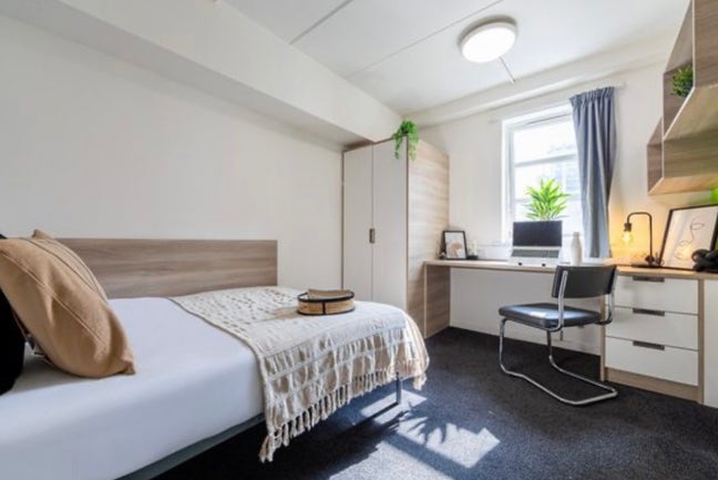 Tenancy Takeover Room in 4 bed female preferred student Main Photo