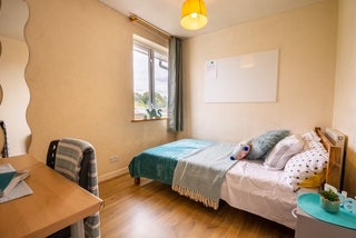 Students ONLY. Large bedroom in great area Main Photo